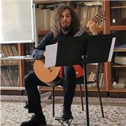 Diplomato al triennio del Conservatorio impartisce lezioni di chitarra classica